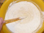 Lángos - Fokozatosan keverd bele a folyékony részbe a lisztet!
