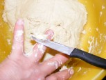 Lángos - A dagasztás végeztével kés fokával kapard le a kezedről a masszát!