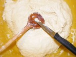 Lángos - A dagasztás végeztével kés fokával kapard le a fakanálról is a masszát!