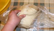 Lángos - Tedd a lángostésztát az olajos nájlonba!