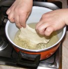 Lángos - Óvatosan fektesd bele a lángostésztát a meleg olajba!