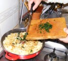 Sajtos nokedli - A vágott petrezselymet rendezd el a sajtos nokedlin!