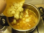 Lebbencsleves - Borítsd a krumplikockákat a lebbencslevesbe!