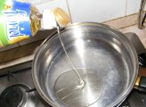 Párolt vöröskáposzta - Önts kb. 2 kanálnyi olajat a serpenyőbe!