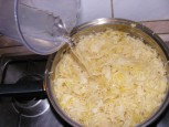 Gombás rakott káposzta - Önts a káposztára kb. 2 dl vizet!