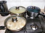 Gombás rakott káposzta - Párolódik a káposzta, a rizs és a gomba.