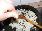 Gombás rakott káposzta - Sózd meg a hagymát egy csipet sóval!