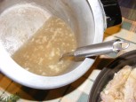 Fokhagymás hús - Merd rá a főzőlét a hússzeletekre!