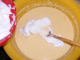 Császármorzsa - A habot apránként dolgozd bele a grízbe!