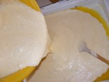 Császármorzsa - A császármorzsa masszáját öntsd a tepsibe, az olvadt vajra!