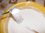 Szilveszter sütemény - Szórj hozzá 2 csomag vaníliacukrot (6 kiskanál)!