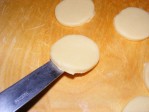 Szilveszter sütemény - Egy késsel egyenként nyúlj a tésztakorongok alá, így vidd őket a tepsibe!