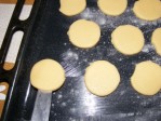 Szilveszter sütemény - A tésztakorongokat csúsztasd a késről a tepsibe!