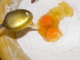Kókusz-kocka - Csorgass a liszthez 2 evőkanál mézet!
