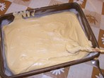Kókusz-kocka - Fakanállal egyengesd el a tésztát a tepsiben!