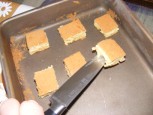Kókusz-kocka - A sületlen tésztakockákat a késről csúsztasd vissza a tepsibe!