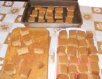 Kókusz-kocka - A jól megsült tésztakockák tálcán, a sületlenebbek megint a tepsiben.