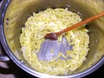 Zöldbableves - Kevergetve pirítsd a lisztes zöldbabot!