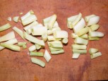 Párolt zöldbab - Darabold fel 2-3 cm-es darabokra a köteg zöldbabot!