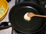 Párolt zöldbab - Egy serpenyőben olvassz meg 4 dkg vajat!