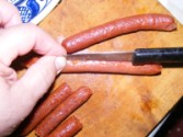 Savanyú krumplileves - Hasítsd végig a kolbászbőrt!