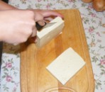 Tofus tortilla - Vágd fel a tofu tömböt 1 cm vastag lapokra!