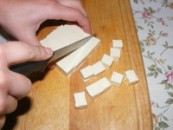 4813-tofu-kockakra (173 x 130) Tofus tortilla - Vágd fel a tofucsíkokat kis kockákra!