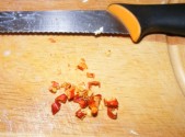 Tofus tortilla - Vágd apróra a 2 chilipaprikát!