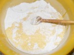 Fánk - A lisztet apránként húzd bele a folyékony részbe