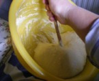 Fánk - Ülj le, vedd ölbe a tálat, és úgy dögönyözd a tésztát a fakanállal!