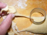 Fánk - A szaggatóval vágd le a hulladékot a tésztáról!