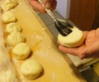 Fánk - Kenőtollal söpörd le a fánk aljáról a lisztet!