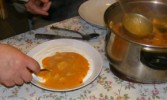 Savanyú krumplifőzelék - Merj egy kevés főzeléket a tejfölre, és jól keverd el vele!