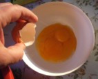 Madártej - Pottyintsd a sárgáját egy másik tálkába!
