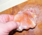 Csirkepörkölt - Fűszersózd be a felső comb egyik felét!