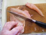 Csirkepörkölt - Megint látszik egy vonal, ami mentén érdemes levágni egy darabot a csirkemellből.