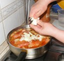 Csirkepörkölt - Vágd bele a hagymát a pörköltbe!