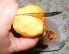 Őszibarack turmix - Vágd körbe a megpucolt barackot!