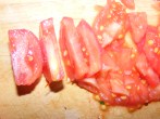 Paradicsomos-bazsalikomos bruschetta - Egy felszeletelt paradicsom.