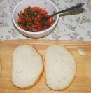 Paradicsomos-bazsalikomos bruschetta - Vágj 2 szelet kenyeret!
