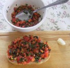 Paradicsomos-bazsalikomos bruschetta - Az egyik szeletre kenj paradicsomos masszát!