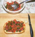 7113-piritos-megkenve (115 x 122) Paradicsomos-bazsalikomos bruschetta - Az egyik kenyér kész.
