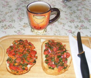 Paradicsomos-bazsalikomos bruschetta - 2 kenyér kész.