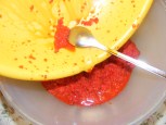 Darált paprika - Öntsd át az üres tálba a darált paprikát!