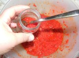 Darált paprika - A tál fölött kanalazd az üvegbe a darált paprikát!