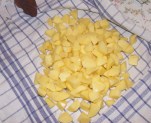 Szójabrassói - A krumplikockák a konyharuhán.
