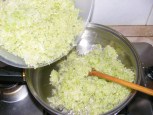 Káposztás kocka - Borítsd a reszelt káposztát a serpenyőbe!
