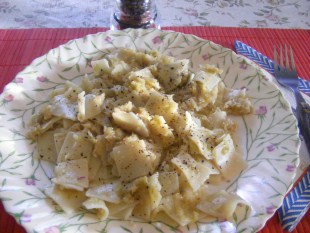 Káposztás kocka - Kész, tányéron, napsütésben.
