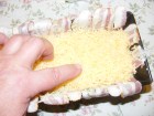 Csirkemelles töltelék - A kezeddel terítsd szét egyenletesen a reszelt sajtot!