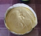 Piskótatorta eperrel - Piskótatészta a tortaformában.